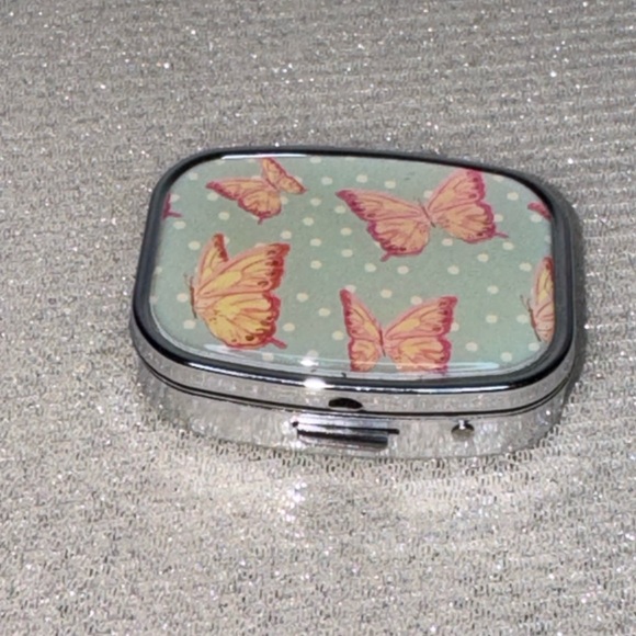 Butterfly Travel NWT Small Pill Box with Mirror - Picture 2 of 5